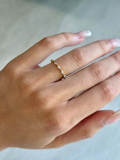 Arrow Design Natural Diamonds Wedding Band